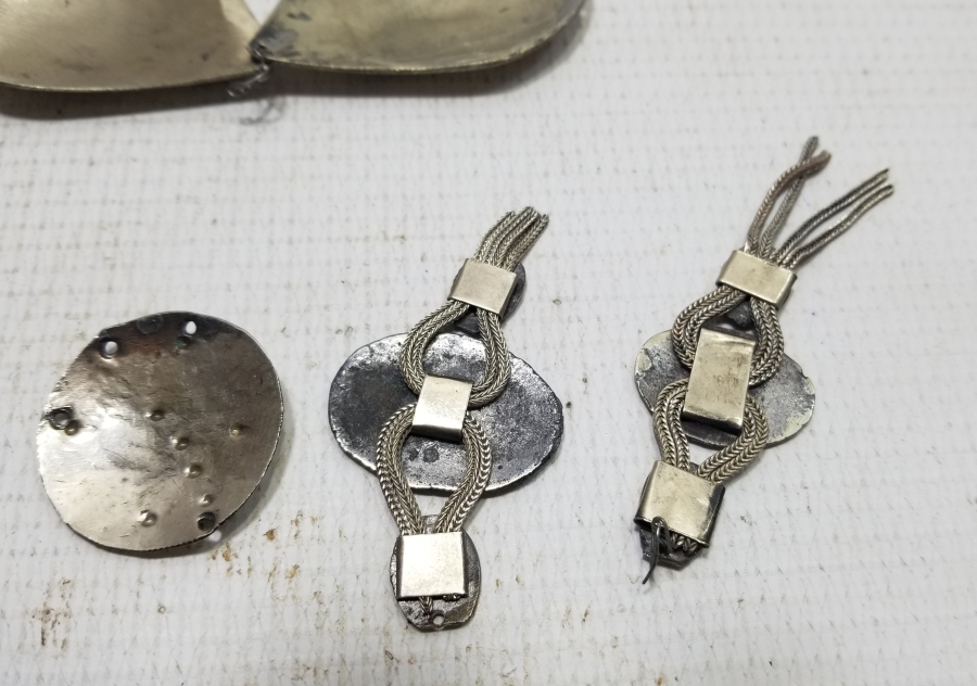 ÜZERLERİ SAVAT İŞÇİLİKLİ ANTİKA TAKI PARÇALARI LOTU