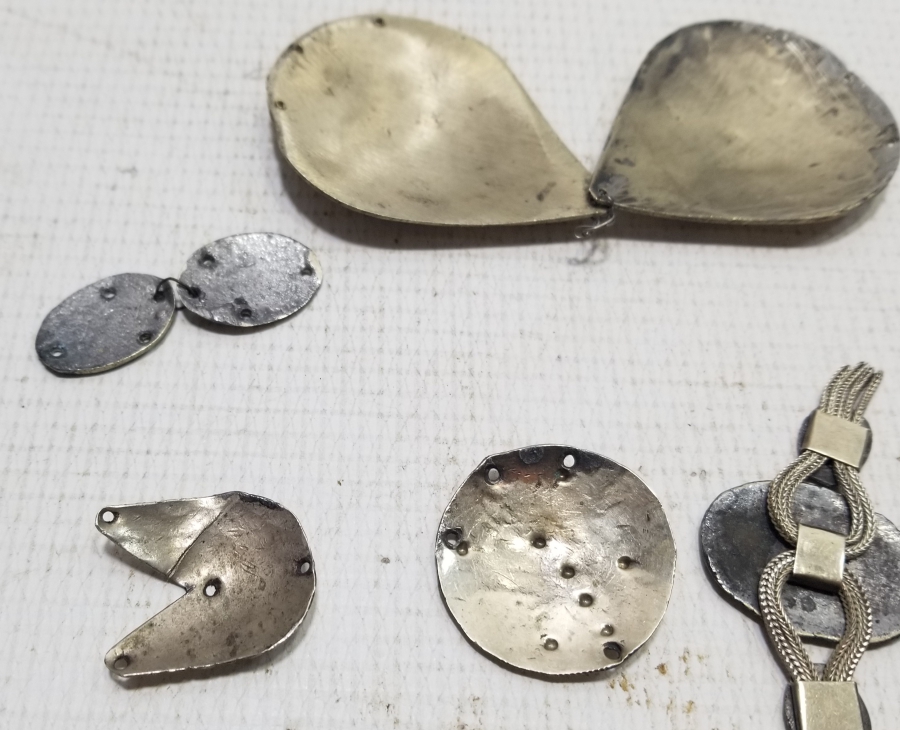 ÜZERLERİ SAVAT İŞÇİLİKLİ ANTİKA TAKI PARÇALARI LOTU