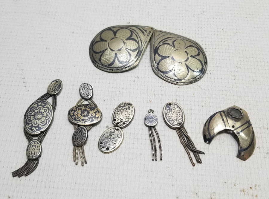 ÜZERLERİ SAVATLI ANTİKA TAKI PARÇALARI LOTU