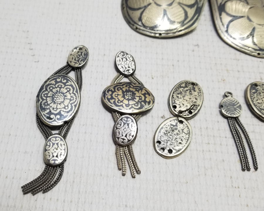 ÜZERLERİ SAVATLI ANTİKA TAKI PARÇALARI LOTU