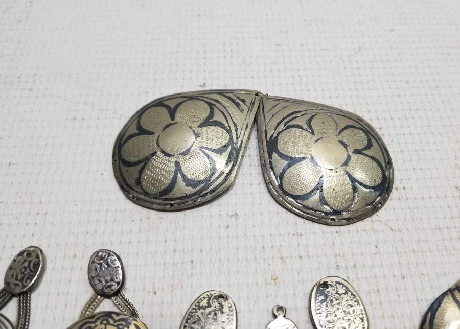 ÜZERLERİ SAVATLI ANTİKA TAKI PARÇALARI LOTU