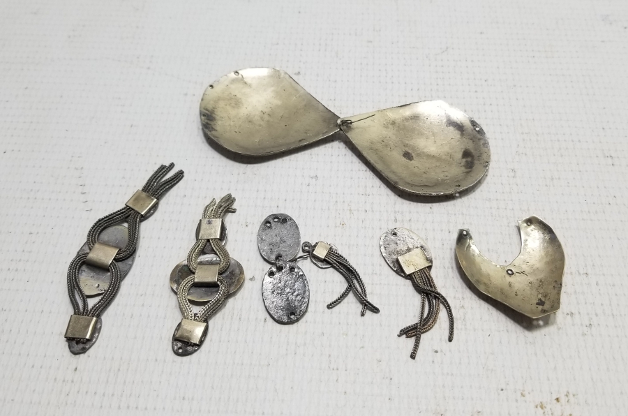 ÜZERLERİ SAVATLI ANTİKA TAKI PARÇALARI LOTU