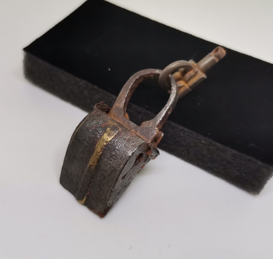 EL YAPIMI OSMANLI DÖNEMİ NADİR TİPTE İKİ ADET KİLİT