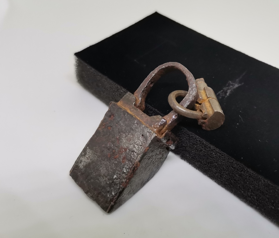 EL YAPIMI OSMANLI DÖNEMİ NADİR TİPTE İKİ ADET KİLİT