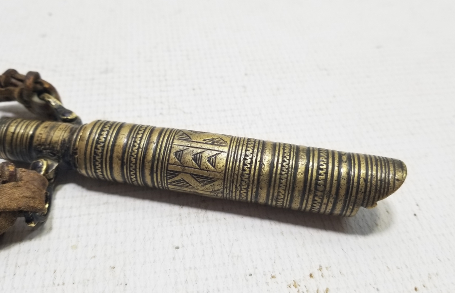 ORİJİNAL DERİ ASKISIYLA NADİR TİPTE KALEM İŞÇİLİKLİ BARUTÖLÇER