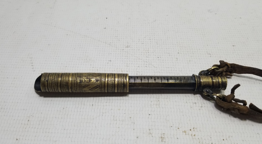 ORİJİNAL DERİ ASKISIYLA NADİR TİPTE KALEM İŞÇİLİKLİ BARUTÖLÇER