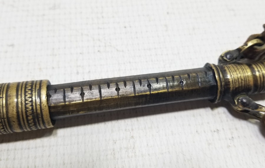 ORİJİNAL DERİ ASKISIYLA NADİR TİPTE KALEM İŞÇİLİKLİ BARUTÖLÇER