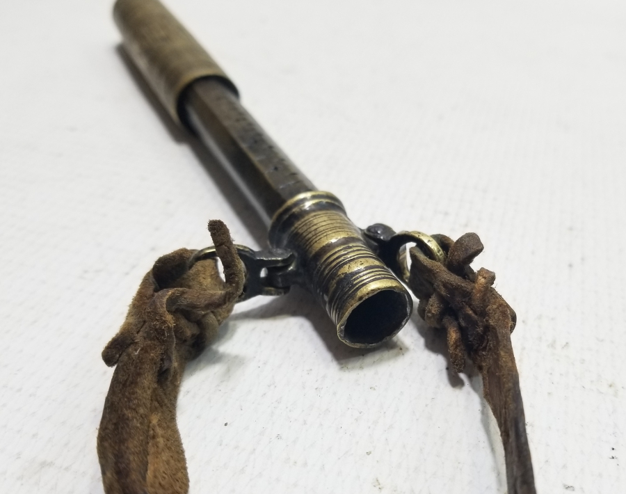 ORİJİNAL DERİ ASKISIYLA NADİR TİPTE KALEM İŞÇİLİKLİ BARUTÖLÇER