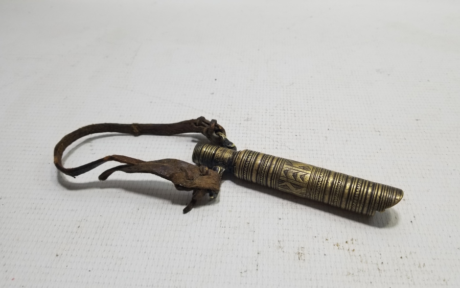 ORİJİNAL DERİ ASKISIYLA NADİR TİPTE KALEM İŞÇİLİKLİ BARUTÖLÇER