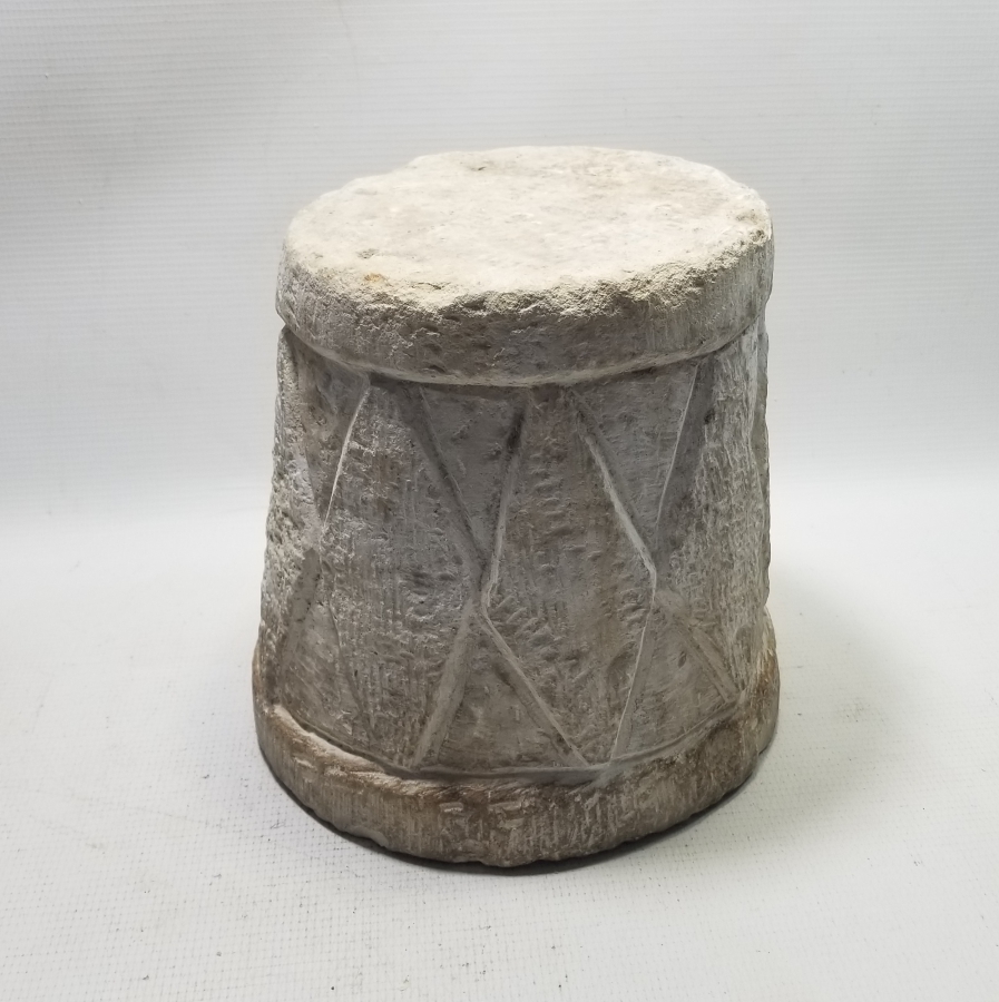 ÜZERİ İŞLEMELİ NADİR FORMDA TEKKE İŞİ MERMER DİBEK