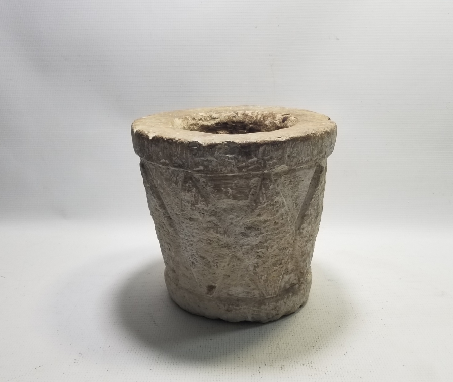 ÜZERİ İŞLEMELİ NADİR FORMDA TEKKE İŞİ MERMER DİBEK