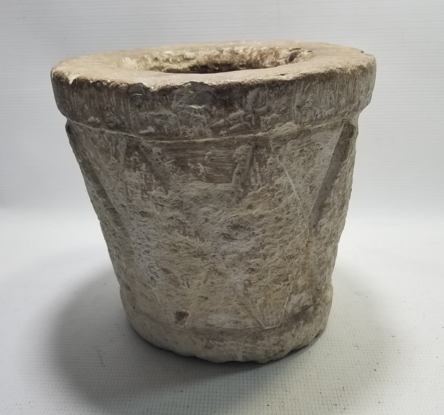 ÜZERİ İŞLEMELİ NADİR FORMDA TEKKE İŞİ MERMER DİBEK