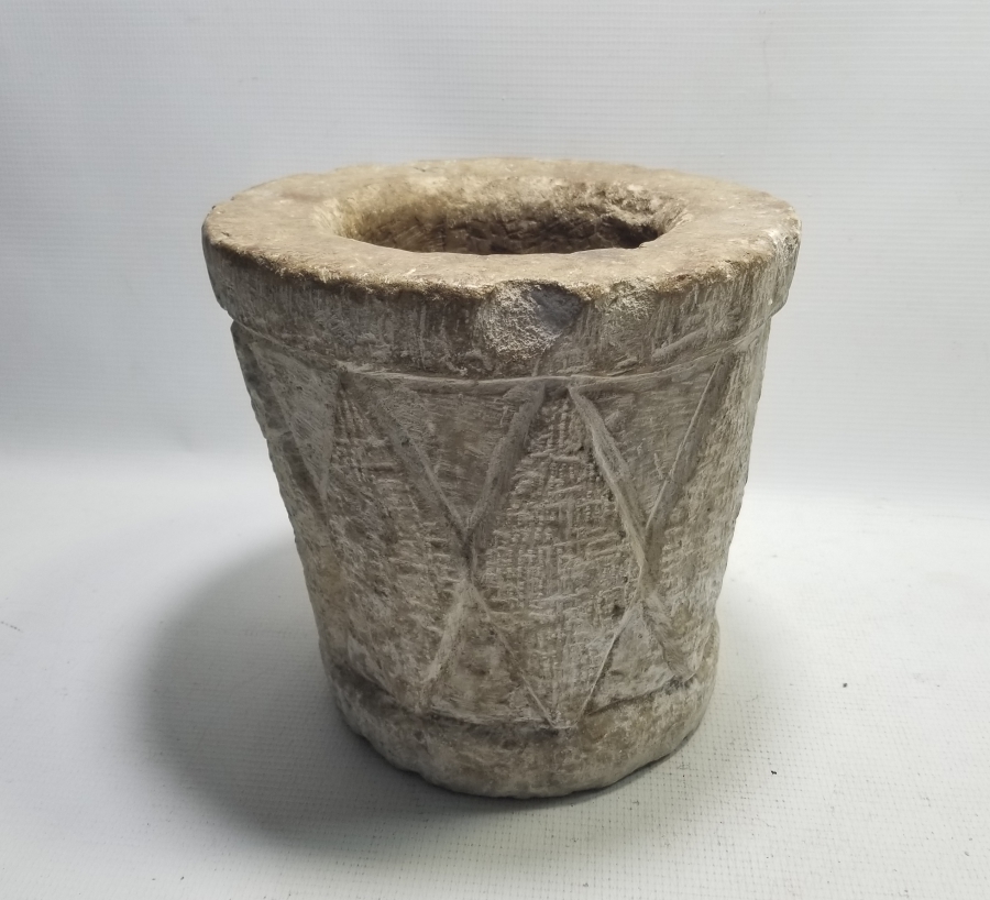 ÜZERİ İŞLEMELİ NADİR FORMDA TEKKE İŞİ MERMER DİBEK