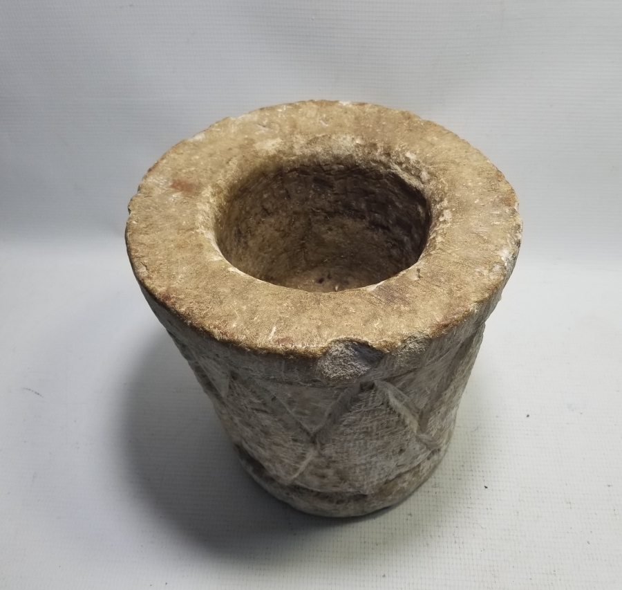 ÜZERİ İŞLEMELİ NADİR FORMDA TEKKE İŞİ MERMER DİBEK