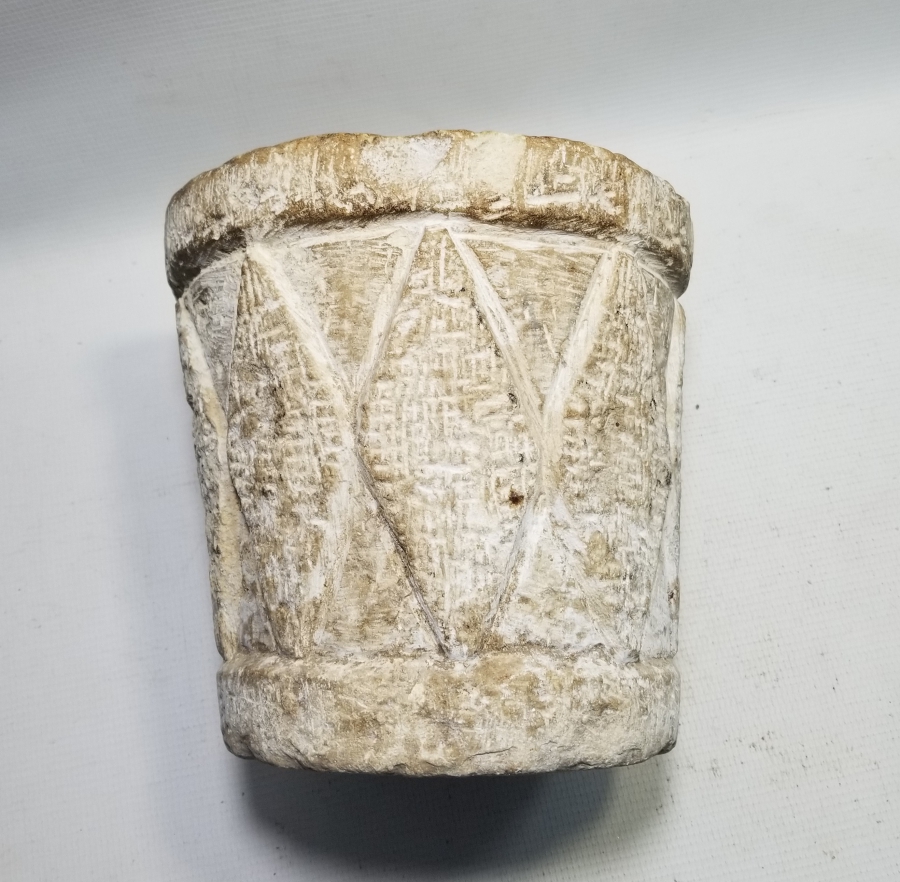 ÜZERİ İŞLEMELİ NADİR FORMDA TEKKE İŞİ MERMER DİBEK