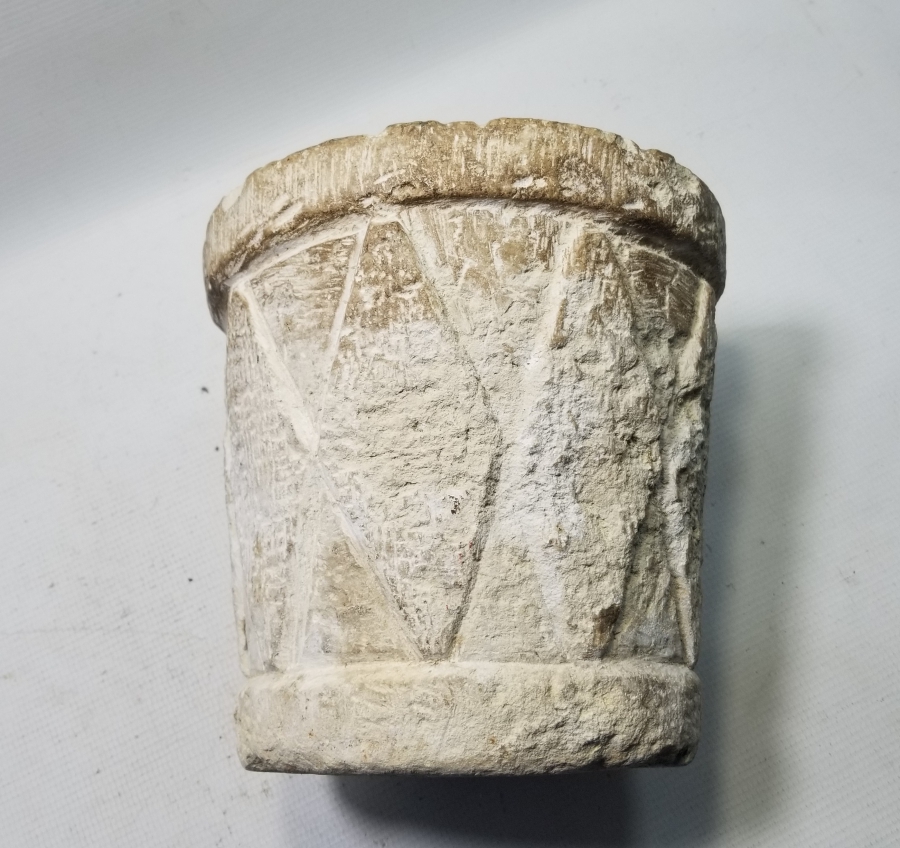 ÜZERİ İŞLEMELİ NADİR FORMDA TEKKE İŞİ MERMER DİBEK