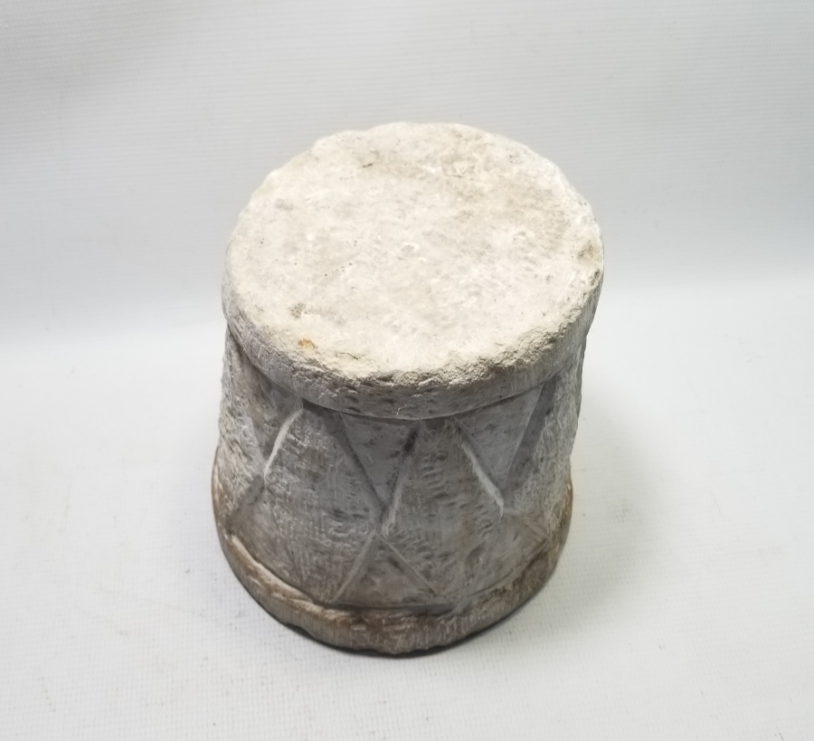 ÜZERİ İŞLEMELİ NADİR FORMDA TEKKE İŞİ MERMER DİBEK