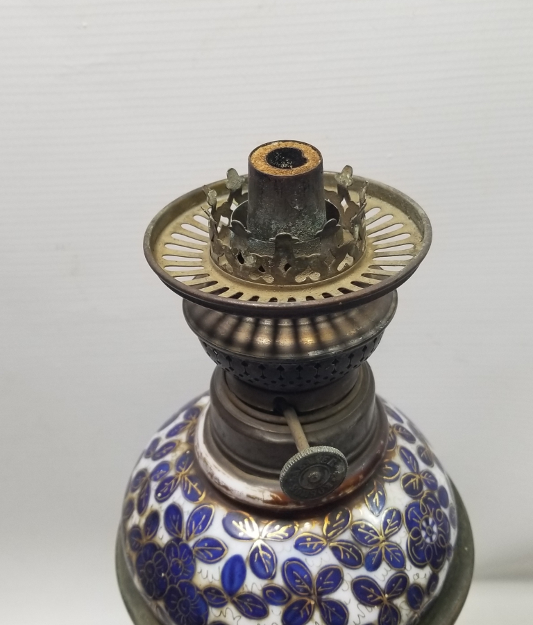 ÜZERİ MİNE VE ALTIN VARAKLI NADİR TİPTE OSMANLI DÖNEMİ OPALİN GAZ LAMBASI