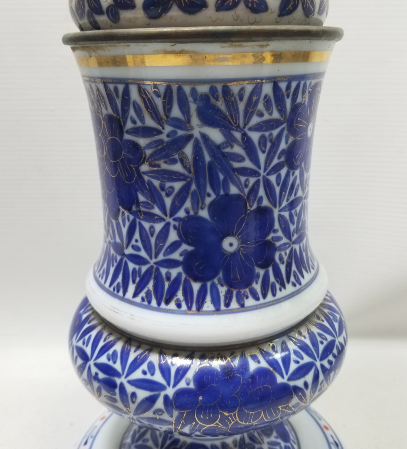 ÜZERİ MİNE VE ALTIN VARAKLI NADİR TİPTE OSMANLI DÖNEMİ OPALİN GAZ LAMBASI