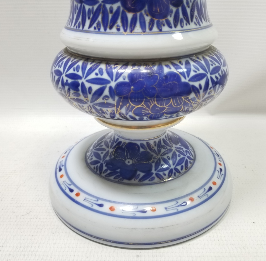 ÜZERİ MİNE VE ALTIN VARAKLI NADİR TİPTE OSMANLI DÖNEMİ OPALİN GAZ LAMBASI