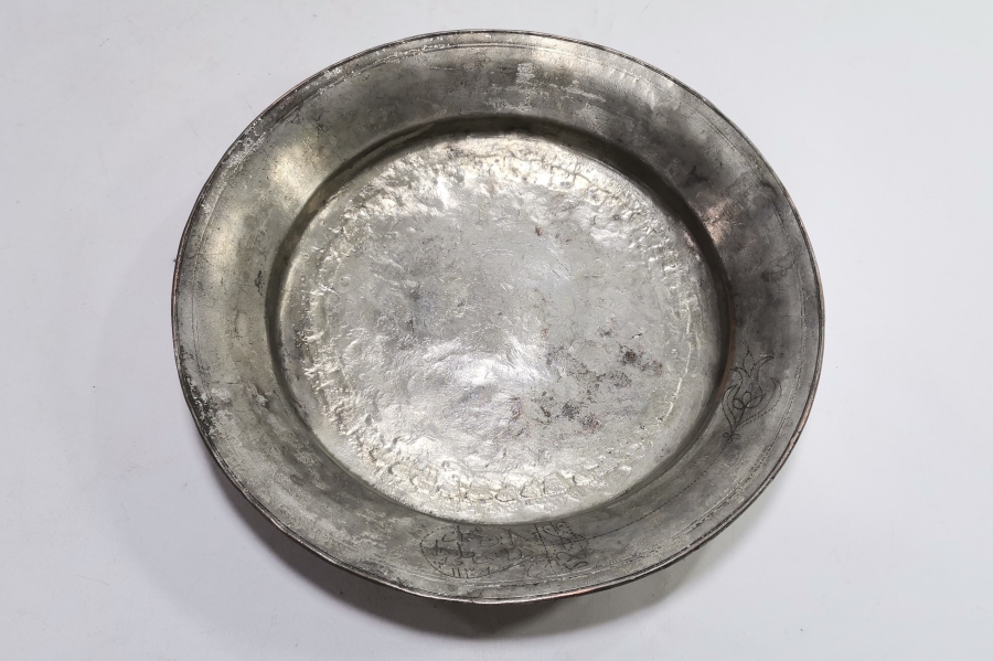 LALE DEVRİ DÖNEMİ TUĞRALI VE LALELİ FORMDA YAZILI BAKIR TABAK