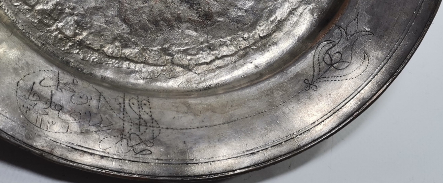 LALE DEVRİ DÖNEMİ TUĞRALI VE LALELİ FORMDA YAZILI BAKIR TABAK