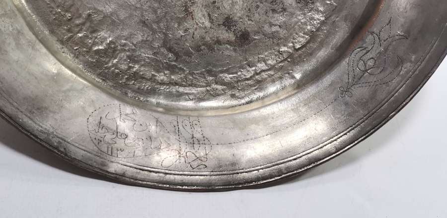 LALE DEVRİ DÖNEMİ TUĞRALI VE LALELİ FORMDA YAZILI BAKIR TABAK