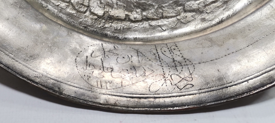 LALE DEVRİ DÖNEMİ TUĞRALI VE LALELİ FORMDA YAZILI BAKIR TABAK