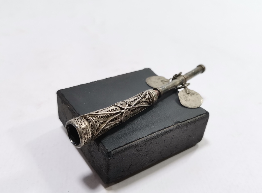 OSMANLI DÖNEMİ TELKARİ İŞÇİLİKLİ NADİR FORMDA GÜMÜŞ SİGARA AĞIZLIĞI