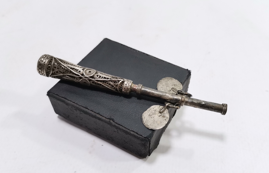 OSMANLI DÖNEMİ TELKARİ İŞÇİLİKLİ NADİR FORMDA GÜMÜŞ SİGARA AĞIZLIĞI