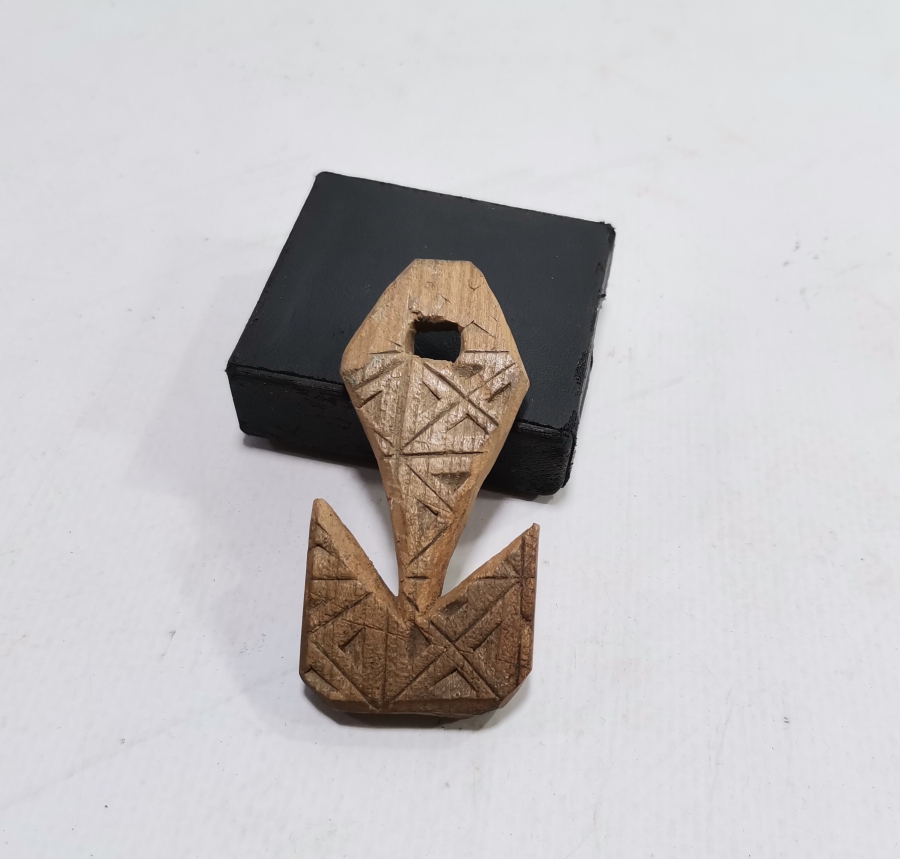 BALTA FORMUNDA YAPILMIŞ OSMANLI DÖNEMİ ŞAMAN KÜLTÜRÜ AHŞAP TILSIM KOLYE