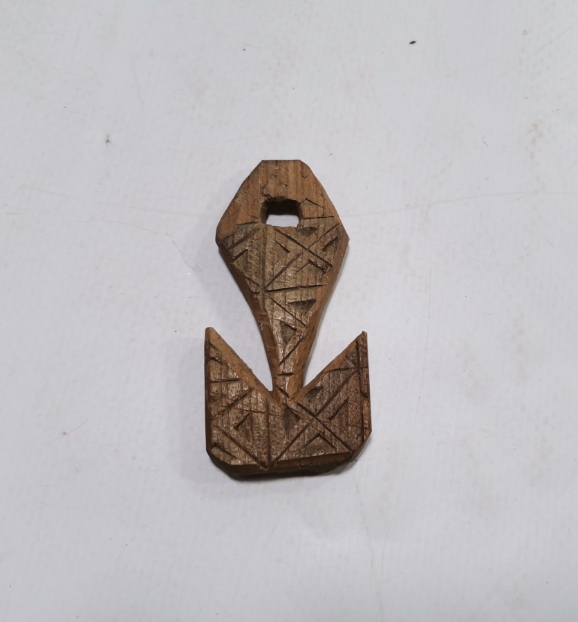 BALTA FORMUNDA YAPILMIŞ OSMANLI DÖNEMİ ŞAMAN KÜLTÜRÜ AHŞAP TILSIM KOLYE