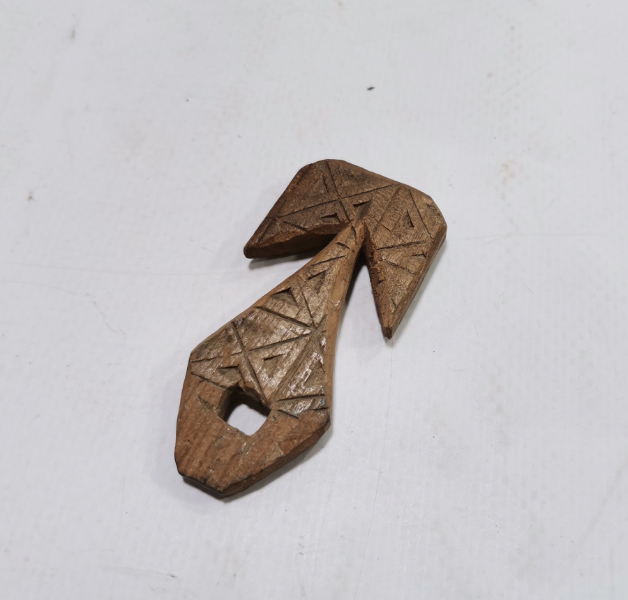 BALTA FORMUNDA YAPILMIŞ OSMANLI DÖNEMİ ŞAMAN KÜLTÜRÜ AHŞAP TILSIM KOLYE