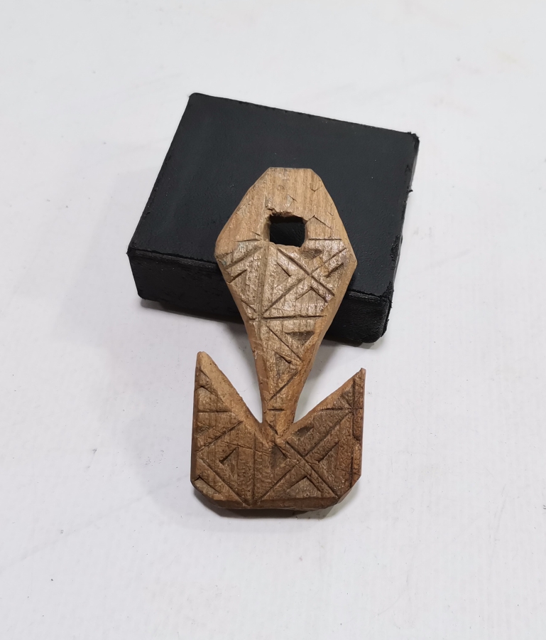 BALTA FORMUNDA YAPILMIŞ OSMANLI DÖNEMİ ŞAMAN KÜLTÜRÜ AHŞAP TILSIM KOLYE