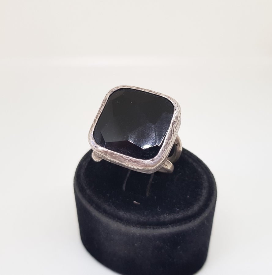 ÜZERİNDE FASETA KESİM LAL TAŞI BULUNAN GÜMÜŞ YÜZÜK