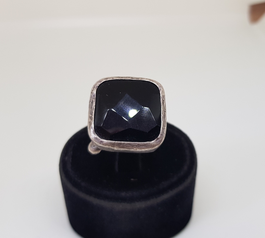 ÜZERİNDE FASETA KESİM LAL TAŞI BULUNAN GÜMÜŞ YÜZÜK