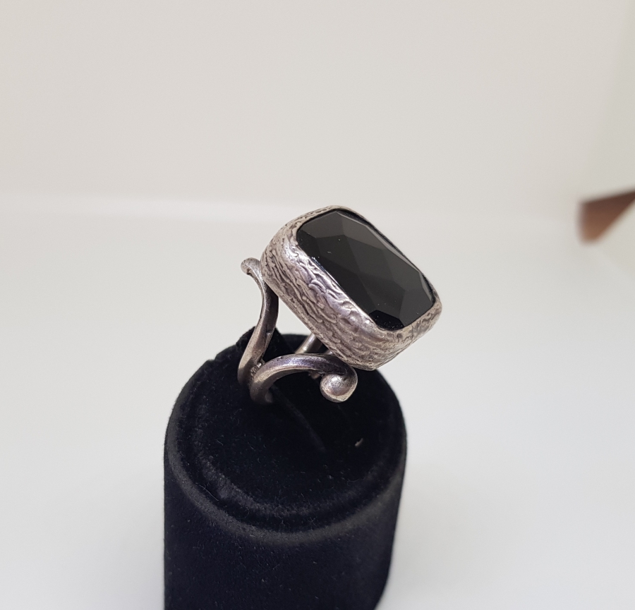 ÜZERİNDE FASETA KESİM LAL TAŞI BULUNAN GÜMÜŞ YÜZÜK