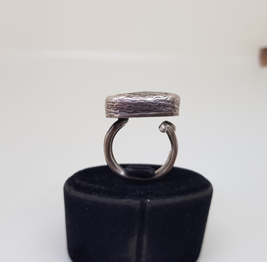 ÜZERİNDE FASETA KESİM LAL TAŞI BULUNAN GÜMÜŞ YÜZÜK