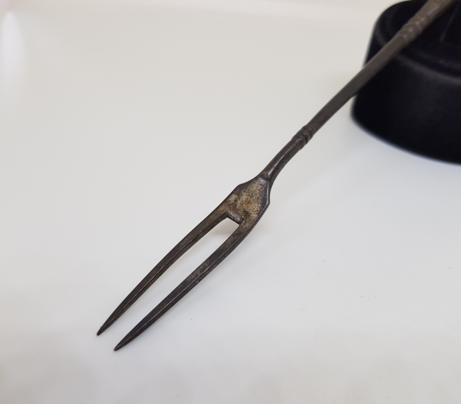 ÜZERİ KABARTMA İŞÇİLİKLİ GÜMÜŞ PEYNİR ÇATALI