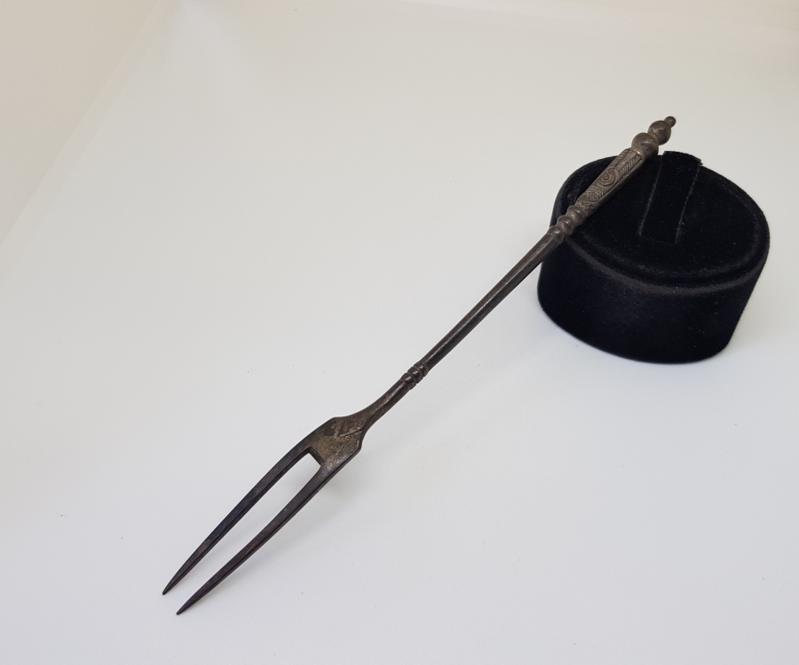 ÜZERİ KABARTMA İŞÇİLİKLİ GÜMÜŞ PEYNİR ÇATALI