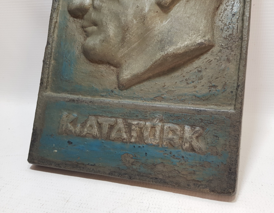 CUMHURİYET BAŞLARI KABARTMA İŞÇİLİKLİ METAL RÖLYEF ATATÜRK BÜSTÜ