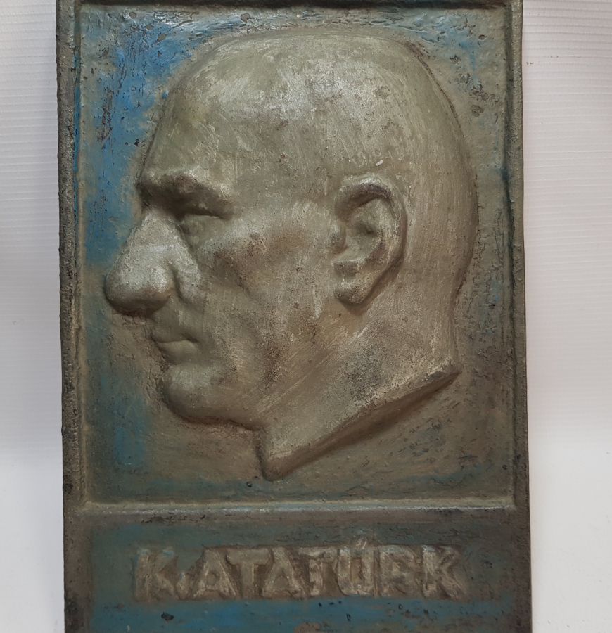 CUMHURİYET BAŞLARI KABARTMA İŞÇİLİKLİ METAL RÖLYEF ATATÜRK BÜSTÜ