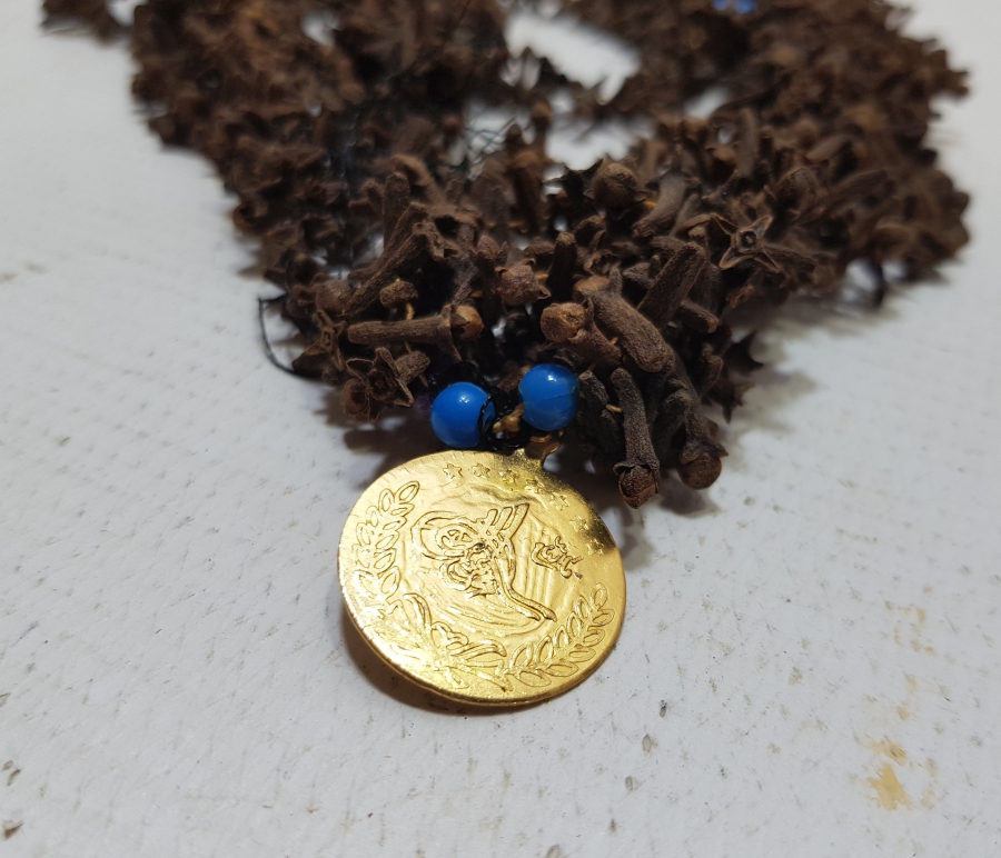 UCUNDA MAŞALLAH YAZILI PENEZ BULUNAN OSMANLI DÖNEMİ KARANFİLLİ GELİN DÖŞLÜĞÜ