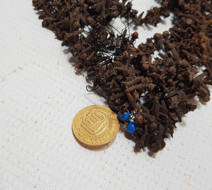 UCUNDA MAŞALLAH YAZILI PENEZ BULUNAN OSMANLI DÖNEMİ KARANFİLLİ GELİN DÖŞLÜĞÜ