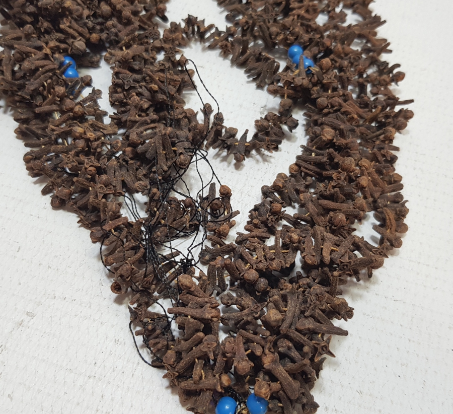 UCUNDA MAŞALLAH YAZILI PENEZ BULUNAN OSMANLI DÖNEMİ KARANFİLLİ GELİN DÖŞLÜĞÜ