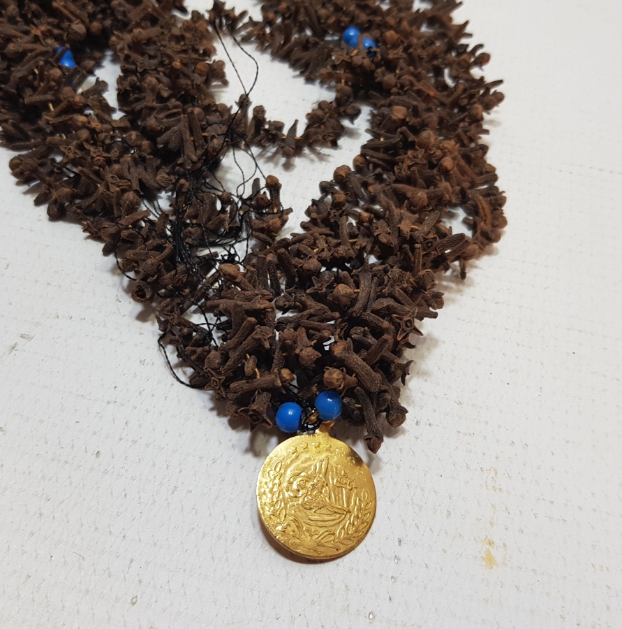 UCUNDA MAŞALLAH YAZILI PENEZ BULUNAN OSMANLI DÖNEMİ KARANFİLLİ GELİN DÖŞLÜĞÜ