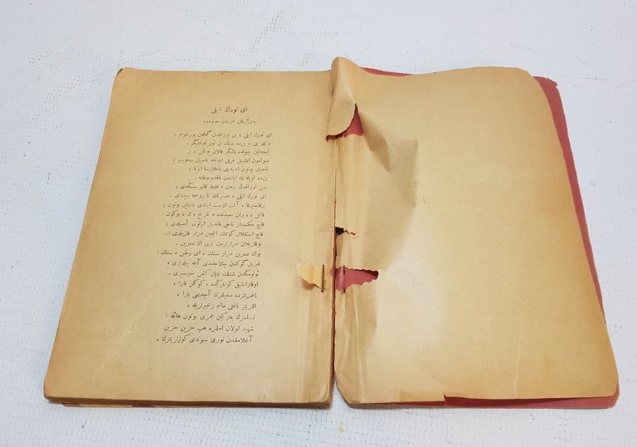 LİSE VE ORTA MEKTEPLER İÇİN YENİ GÜZEL YAZILAR İSİMLİ HARF DEVRİMİ SONRASI BASILMIŞ KİTAP