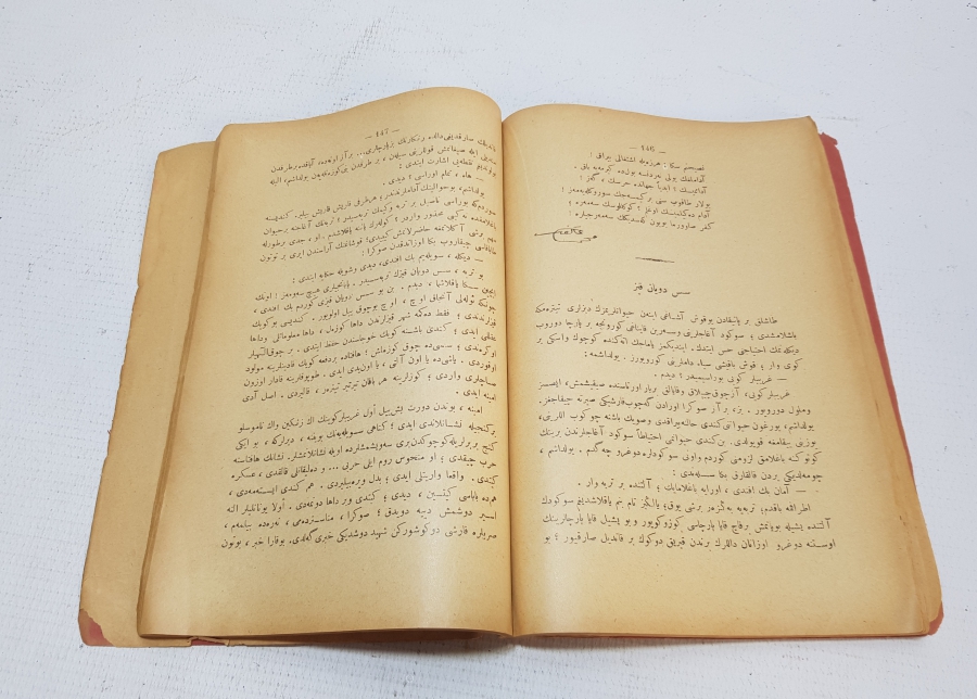 LİSE VE ORTA MEKTEPLER İÇİN YENİ GÜZEL YAZILAR İSİMLİ HARF DEVRİMİ SONRASI BASILMIŞ KİTAP