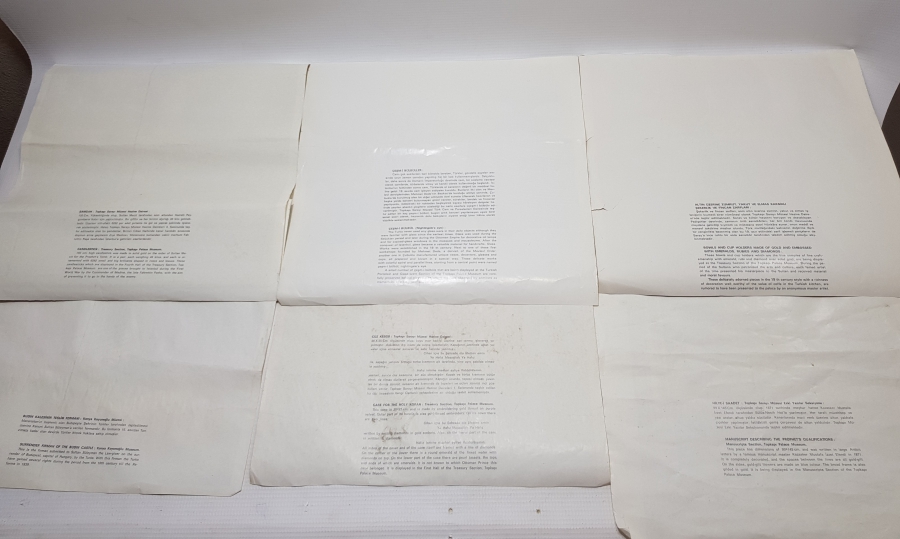 TOPKAPI SARAYI'NDA BULUNAN ESERLERİN KUŞEKAĞIDA BASILMIŞ ARKALARINDA AÇIKLAMALARI BULUNAN PANOLARI