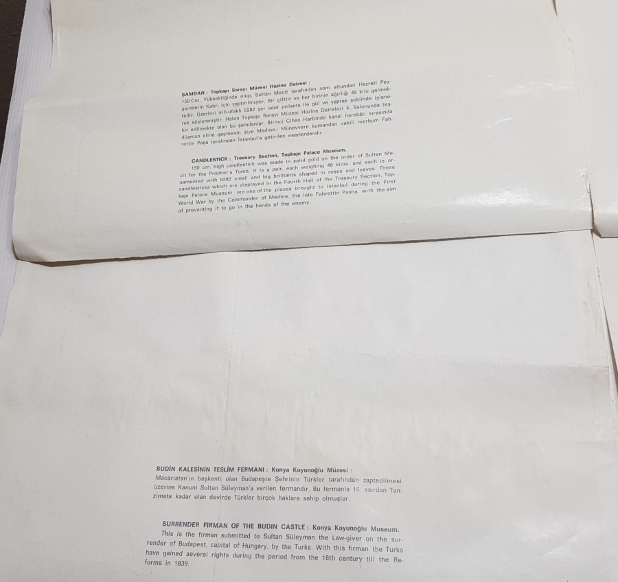 TOPKAPI SARAYI'NDA BULUNAN ESERLERİN KUŞEKAĞIDA BASILMIŞ ARKALARINDA AÇIKLAMALARI BULUNAN PANOLARI
